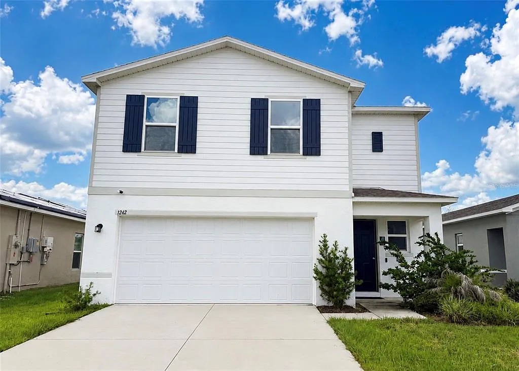 4 bed, 2.5 bath, 1981 sqft, $2,300 — Photo 1