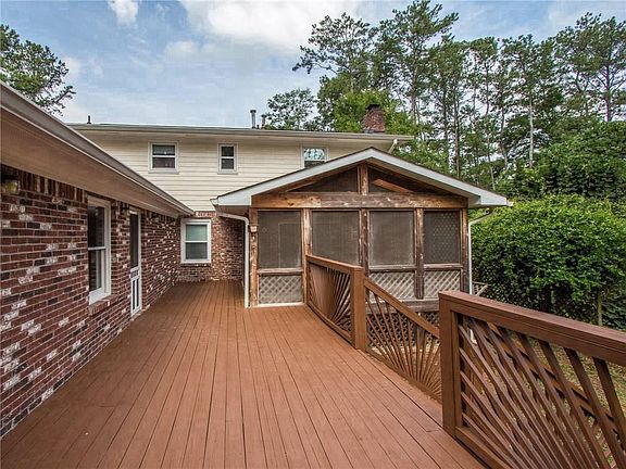 Huge deck and screened portch