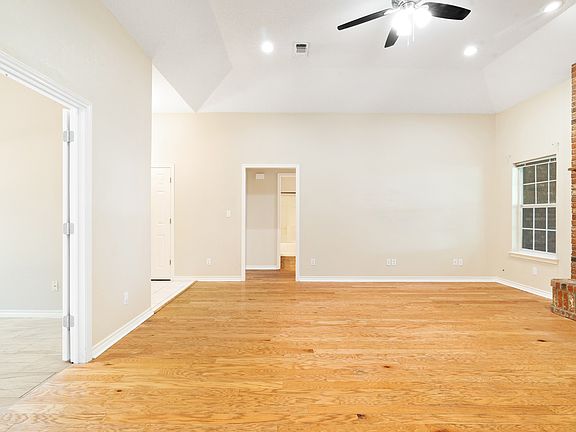 4th image of 239 Deer Valley Dr