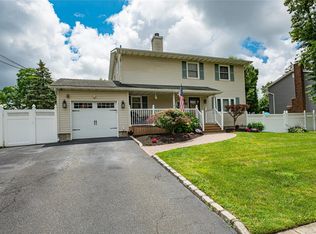 16 Tarkington Rd, Holbrook, NY 11741