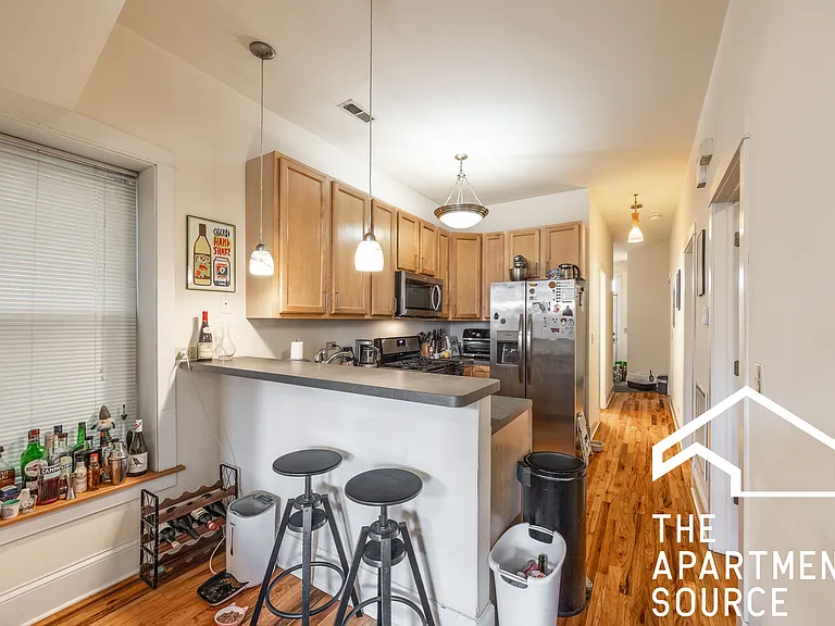 1935 N Wood St #4 — Photo 3