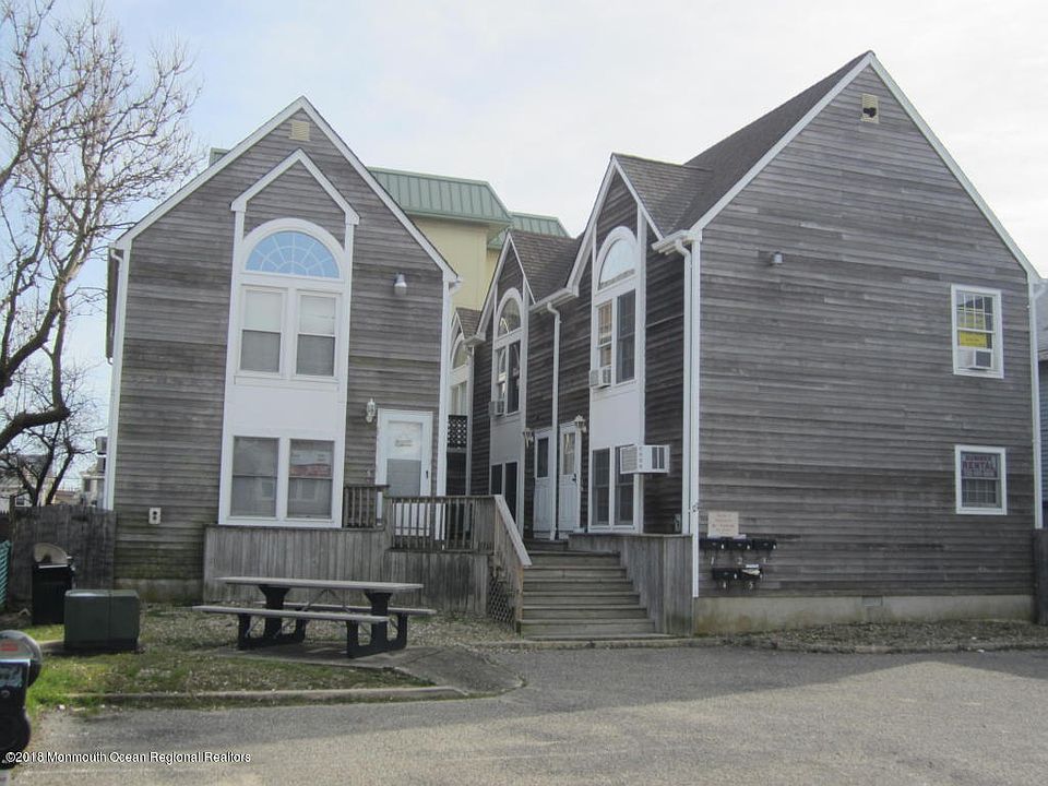 1st image of 129 Blaine Ave #A2