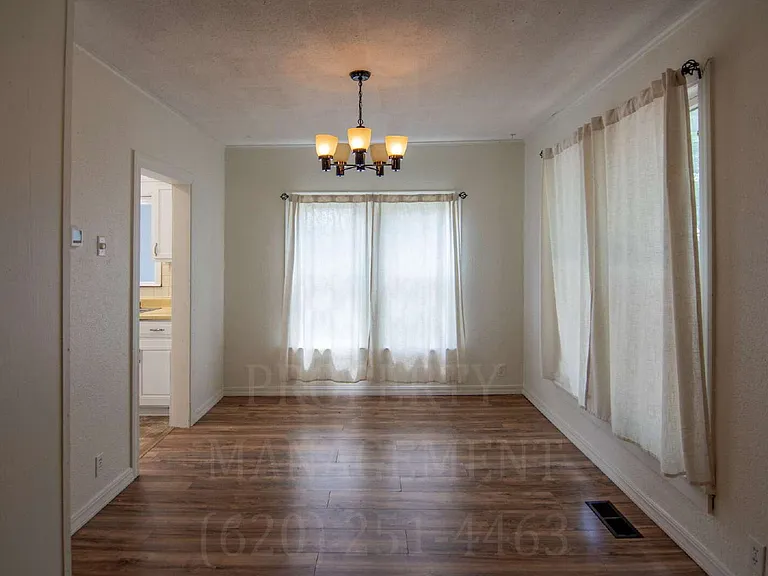 929 E Myrtle St — Photo 11
