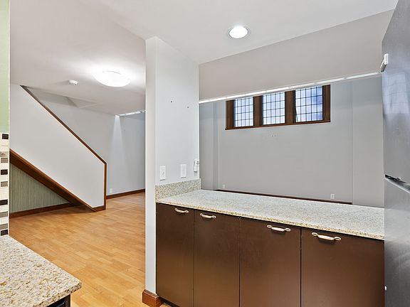 3rd image of 1052 S Kingshighway Blvd #11045171