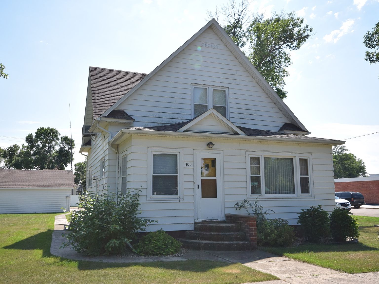 305 Maple St, Langford, SD 57454 Zillow