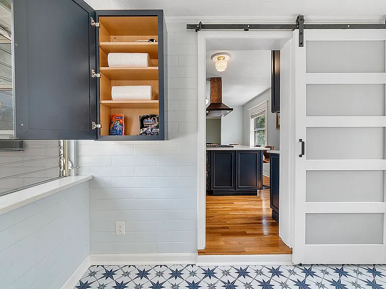 1126 N Hampton Ave — Photo 9