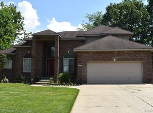 9105 Huron Bluffs Dr, White Lake, MI