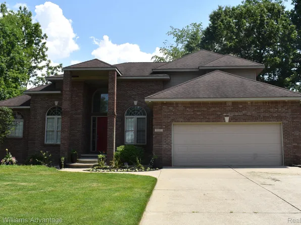 9105 Huron Bluffs Dr, White Lake, MI 48386