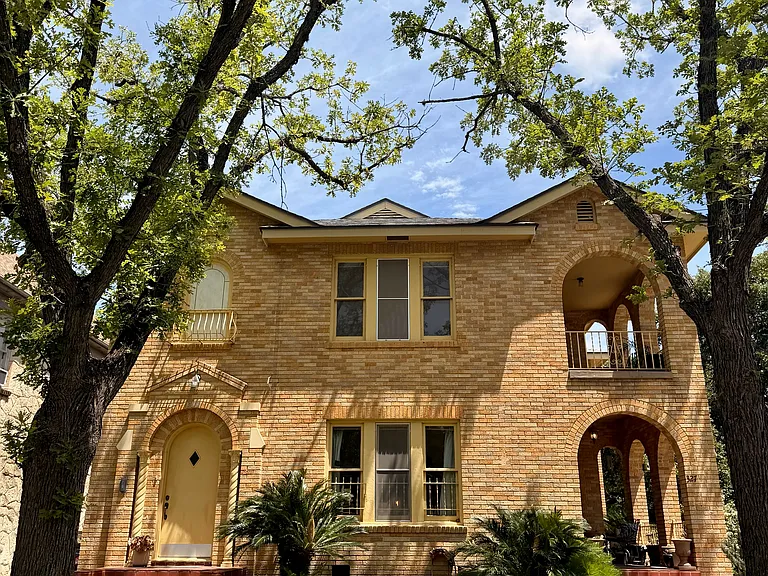 325 E Rosewood Ave — Photo 2