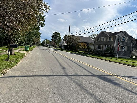 4th image of 1303 Main St