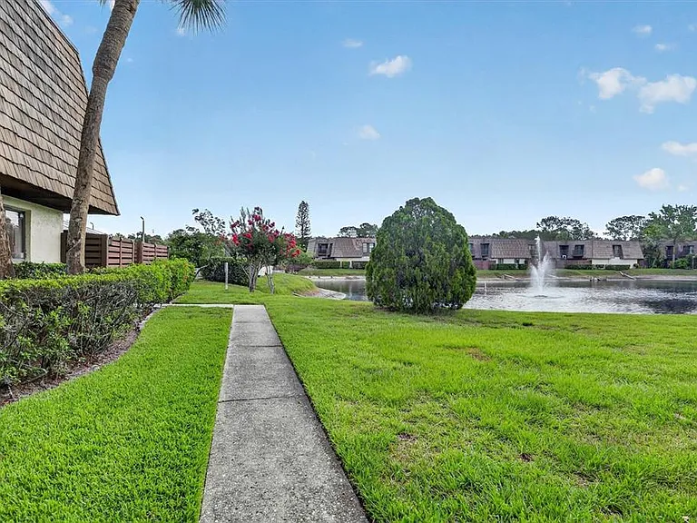 15317 W Pond Woods Dr #103 — Photo 4