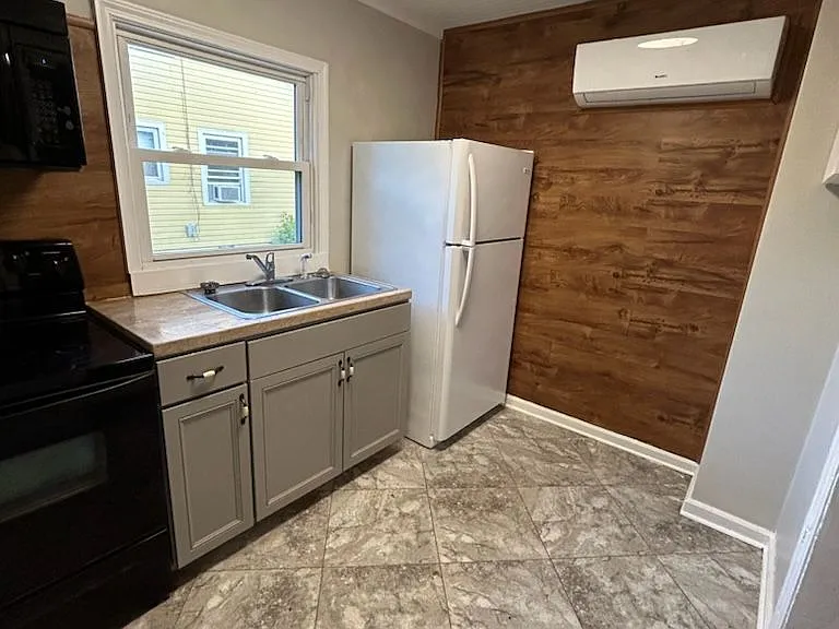 745 Queen Ave NW — Photo 5