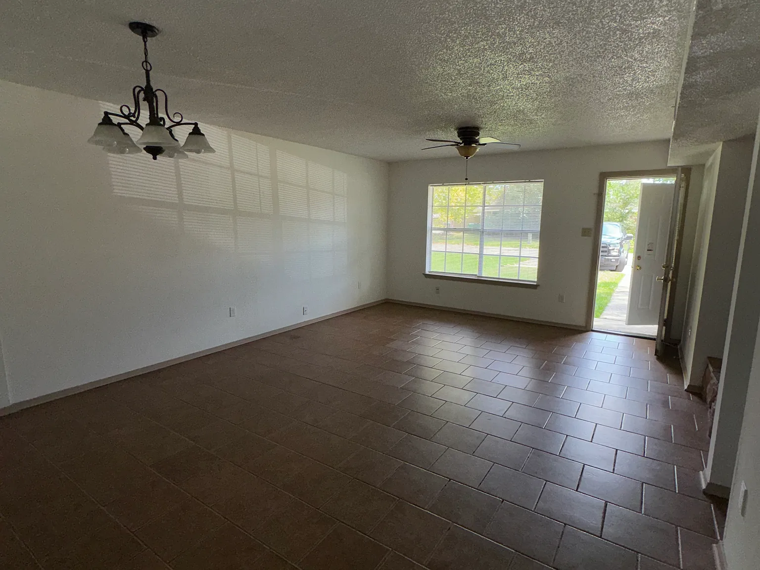 2 bed, 1.5 bath, 1000 sqft, $1,200 — Photo 2