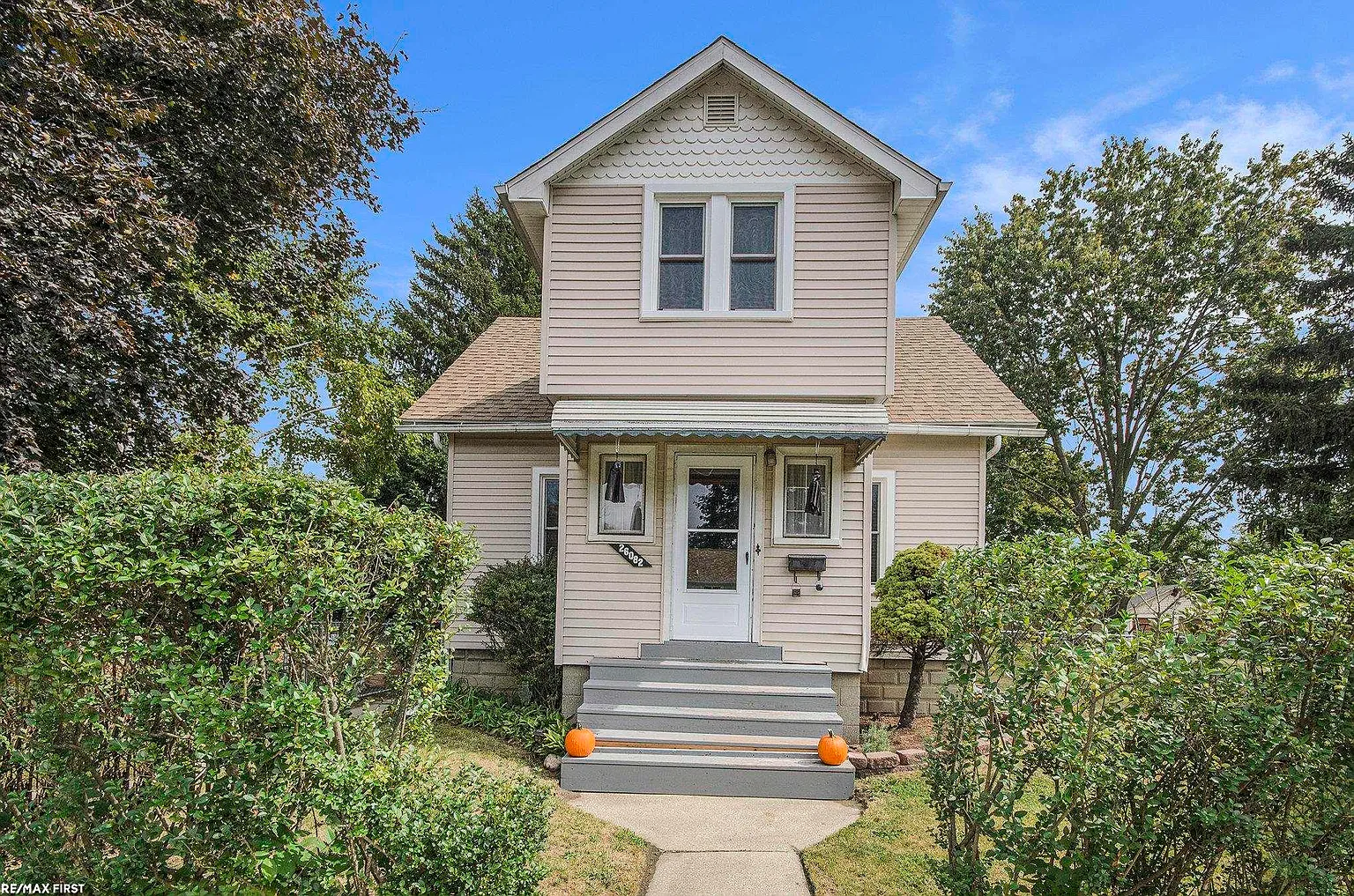 26082 Parkington St photo 1