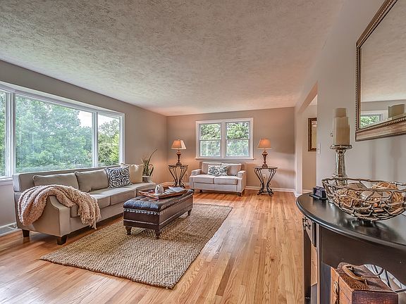 5th image of 411 Churchill Ln