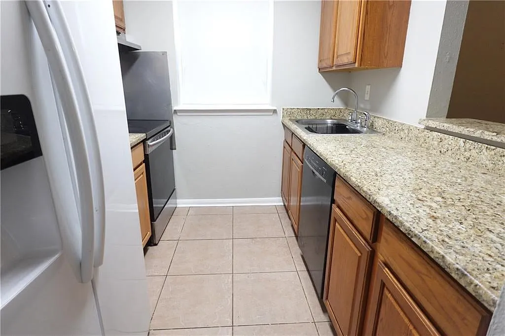 3 bed, 1.5 bath, 1400 sqft, $1,550 — Photo 4