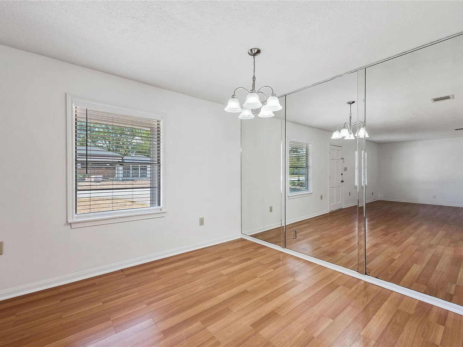 3 bed, 2.0 bath, 1156 sqft, $2,045 — Photo 3