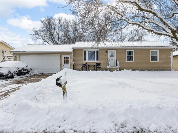 211 Parkview Dr, Tipton, IA 52772