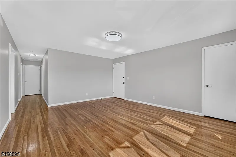 3 bed, 1.0 bath, 2688 sqft, $2,700 — Photo 4