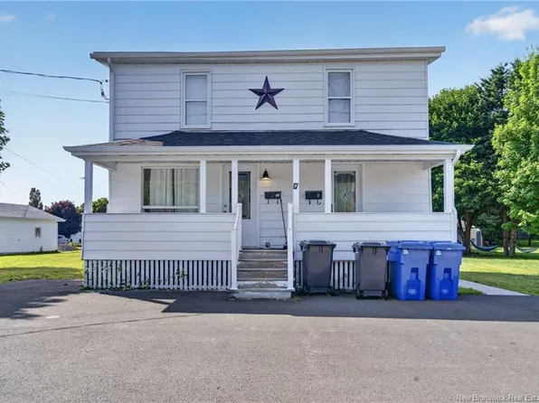 17 Dover St, Campbellton, NB E3N 1P4