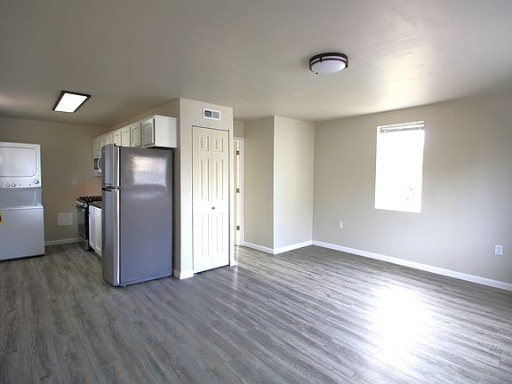 4th image of 1101-1103 E Clinton St