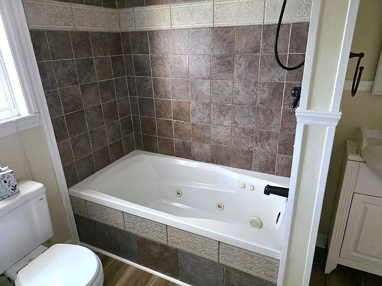 1046 N Main St — Photo 13