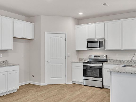 5th image of 621 Silver Fir St
