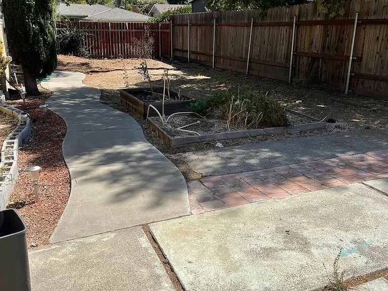 2528 Bates Dr — Photo 13