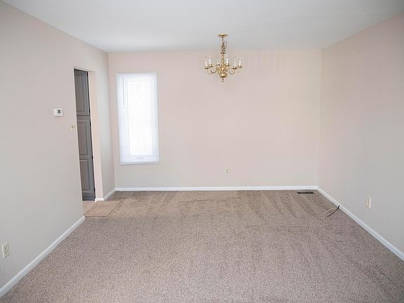 3rd image of 702 Pinebrooke Cir #1