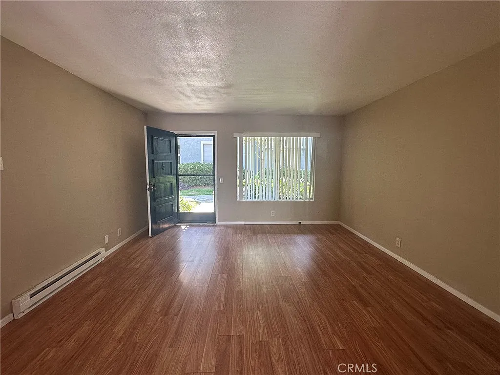 3 bed, 1084 sqft, $3,780 — Photo 3