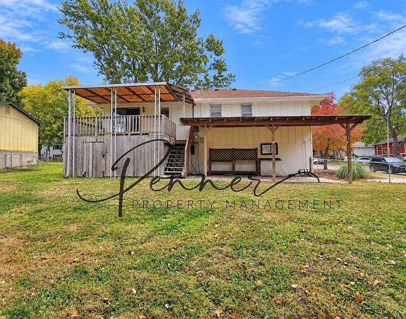 4 bed, 2.0 bath, 1890 sqft, $1,795 — Photo 2