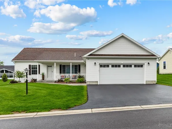 121 Woods Edge Dr, Clinton, NY 13323