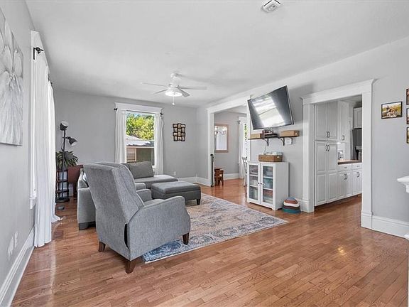 3rd image of 329 W 3rd St