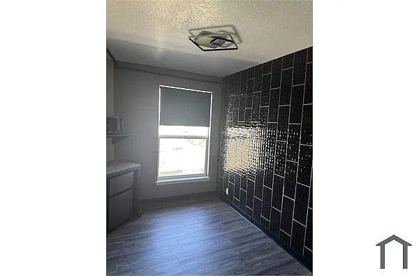 Building Photo - 526 W Missouri Ave #13