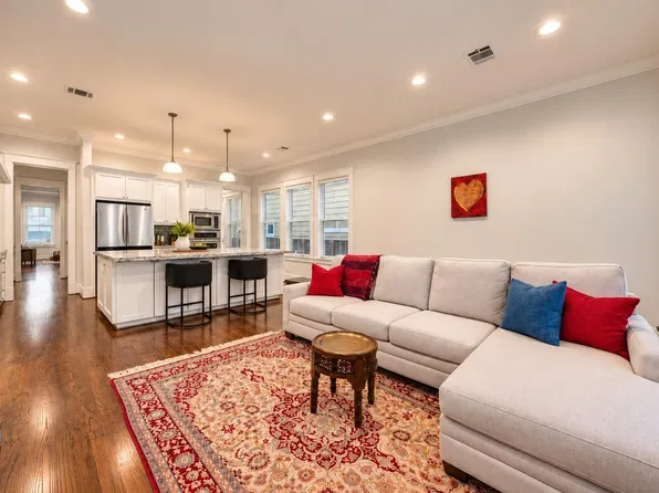 832 Nicholson St, Houston, TX 77007