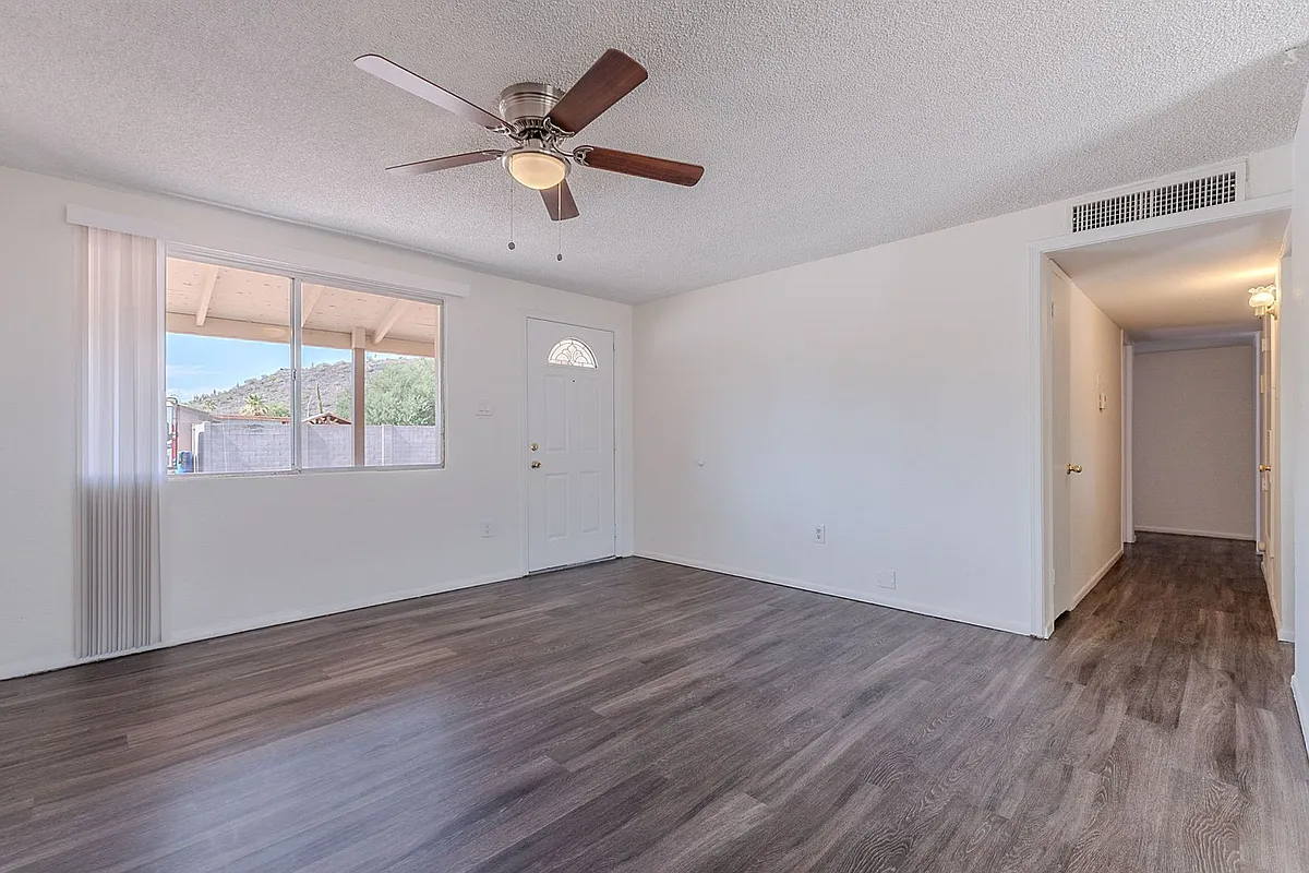 Building Photo - 1609 W Voltaire Ave