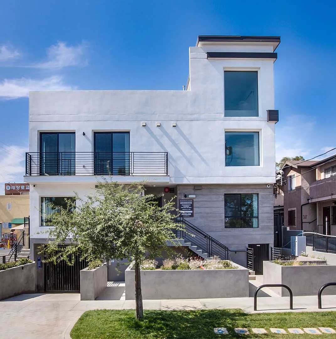 Come home to these New Modern Townhouse in Silverlake! — Photo 2