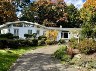 121 Beechwood Ln, Fairfield, CT 06825