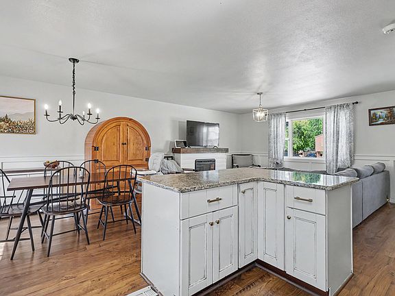 3rd image of 119 Arrawanna St