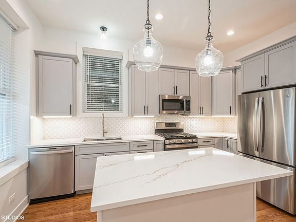 4th image of 1113 N Winchester Ave #1