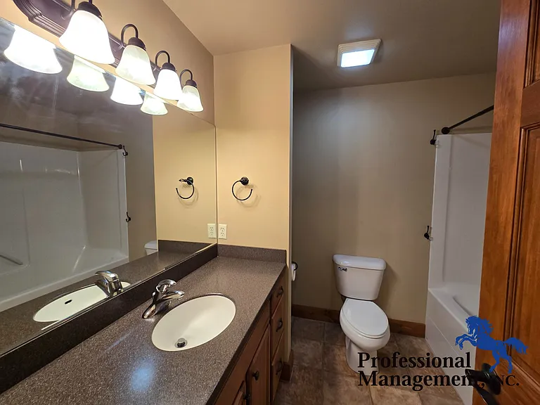 2035 Lake Hills Dr — Photo 7