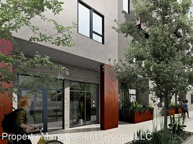 906 Trinity St — Photo 2