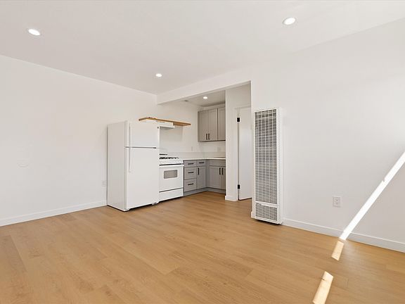 5th image of 1329 W Carson St #1