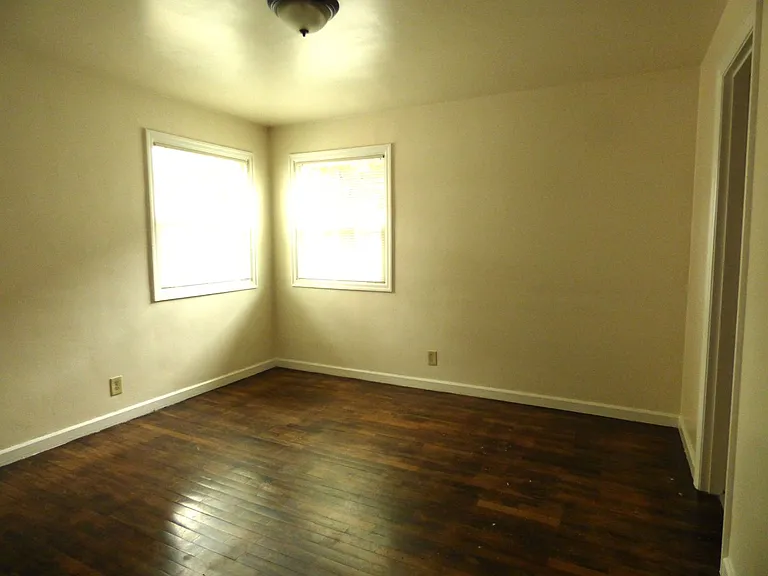 1189 Saginaw St S — Photo 9