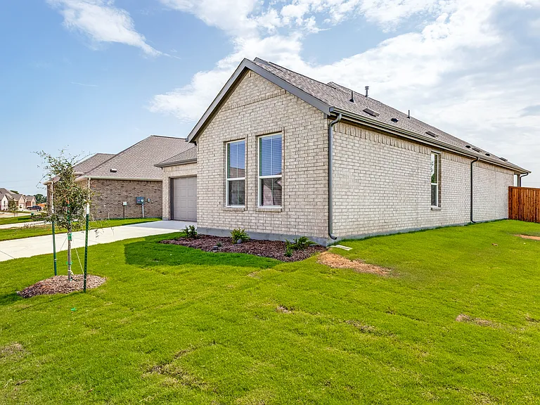 3029 Eriskay Dr — Photo 2