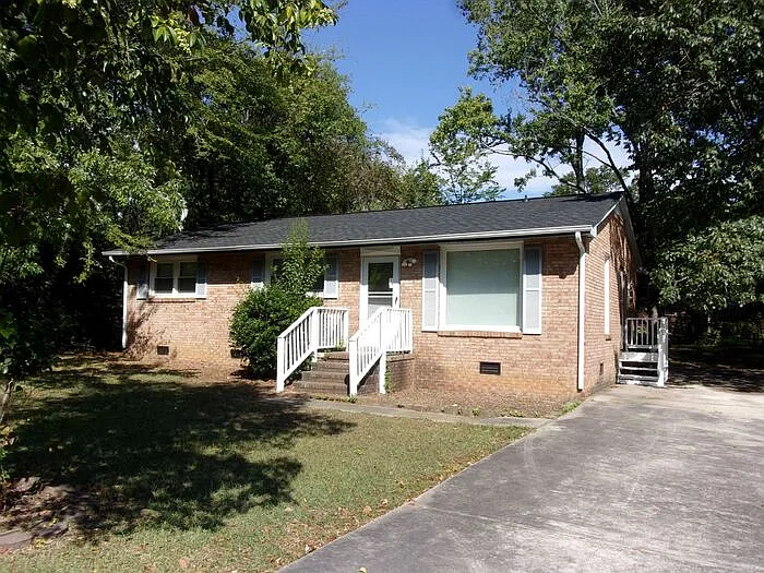 3 bed, 1.0 bath, 1107 sqft, $1,725 — Photo 2