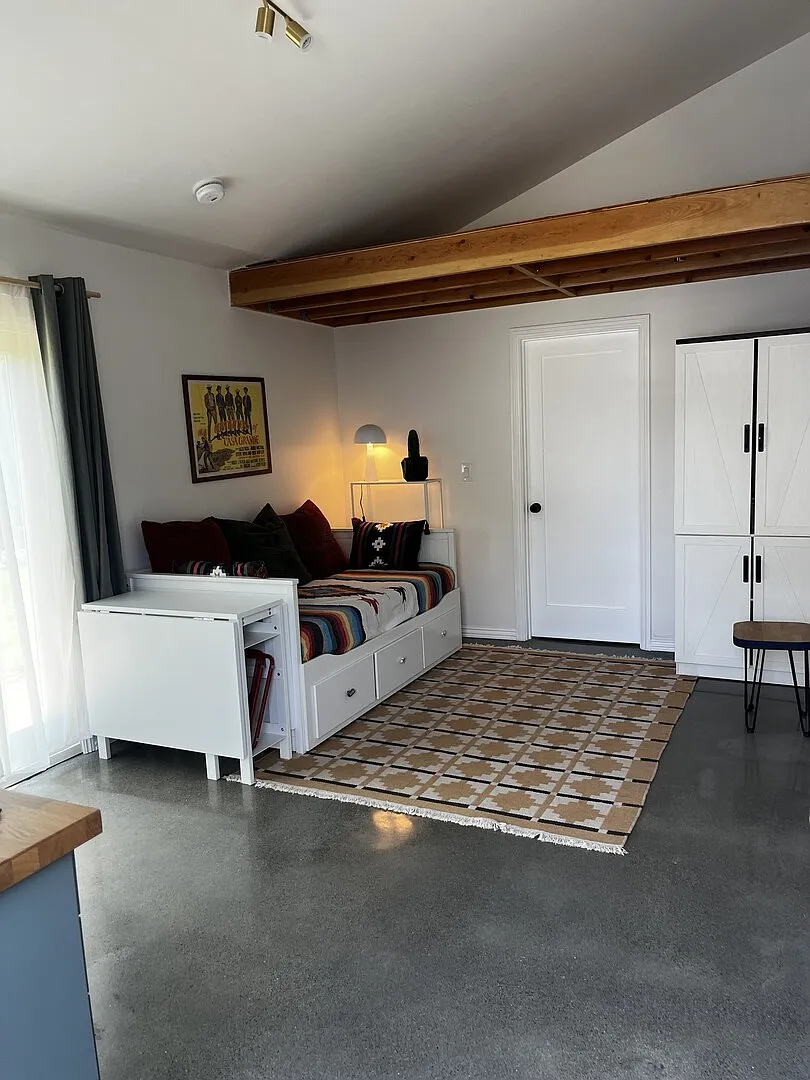 Bright furnished studio near USC — Photo 3