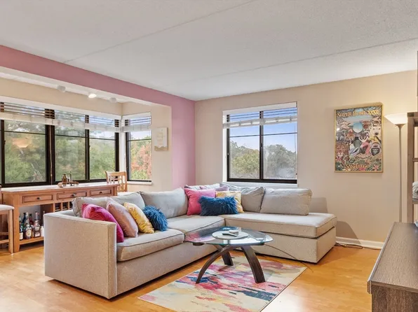 100 Ledgewood Dr APT 417, Stoneham, MA 02180