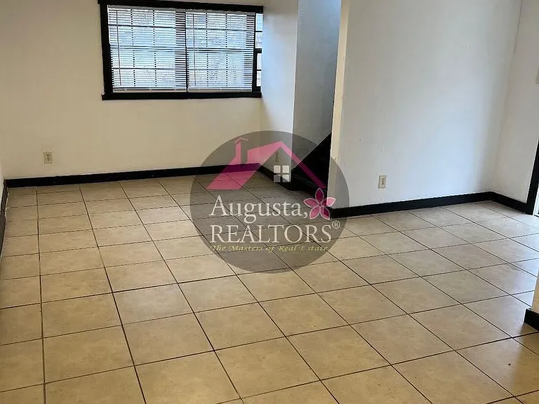 1209 Bawcom St — Photo 4