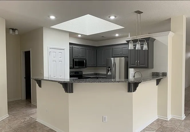 3 bed, 2100 sqft, $2,195 — Photo 2